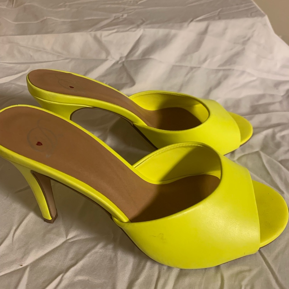 LOT OF SHOES- CLOSET CLEAR OUT